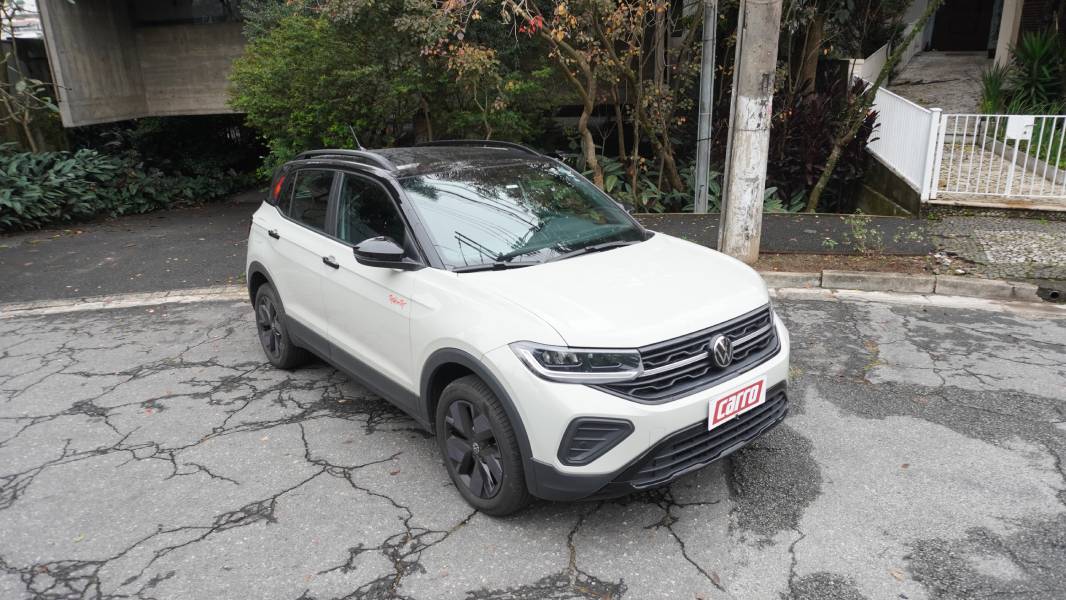 Volkswagen T-Cross Rock in Rio cinza visto lateralmente