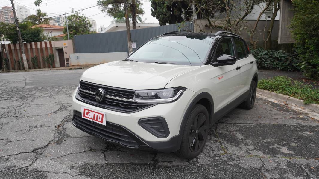 Volkswagen T-Cross Rock in Rio cinza visto de lado