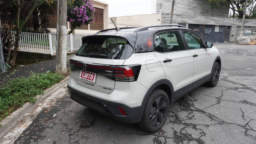 Volkswagen T-Cross Rock in Rio cinza visto de trás