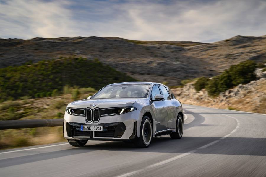 BMW iX3 50 xDrive prata visto de frente