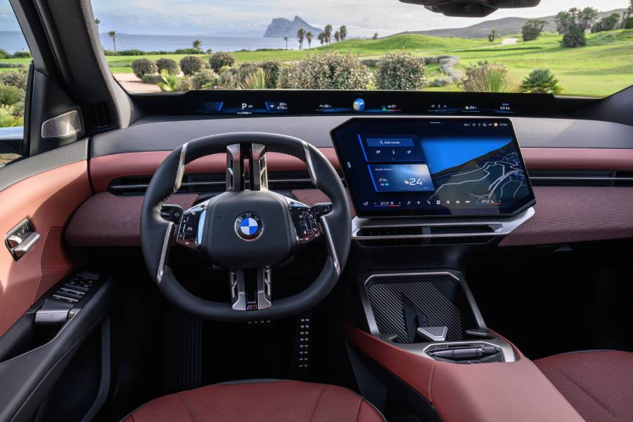 Painel com telas ligadas do BMW iX3 50 xDrive