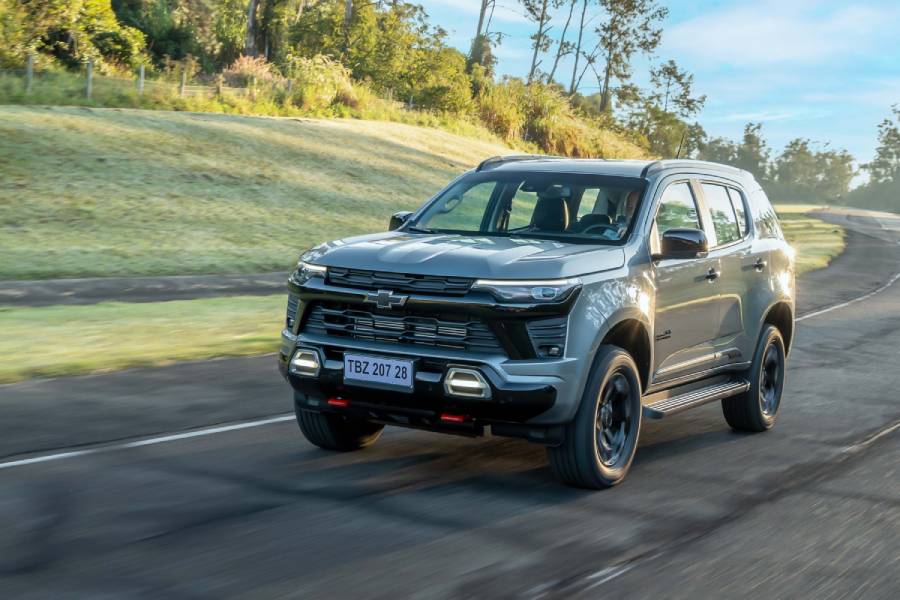Chevrolet Trailblazer Midnight cinza visto de frente