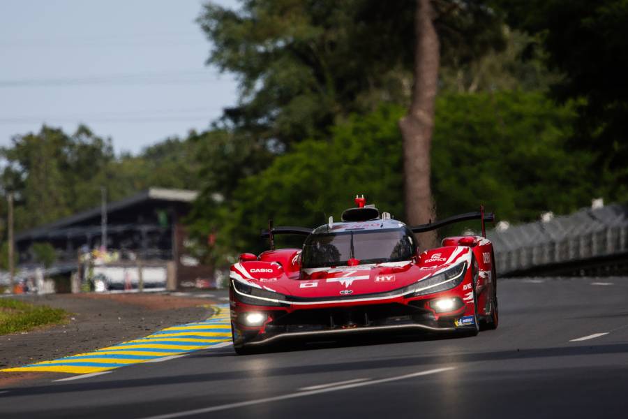 Hypercar da Toyota vermelho nas 24 Horas de Le Mans