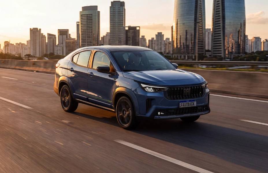 Fiat Fastback de 50 anos da marca azul visto de frente