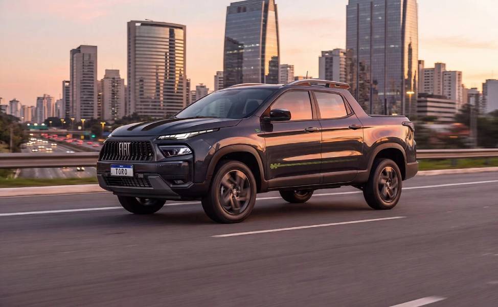 Fiat Toro especial de 50 anos da marca escura vista de frente