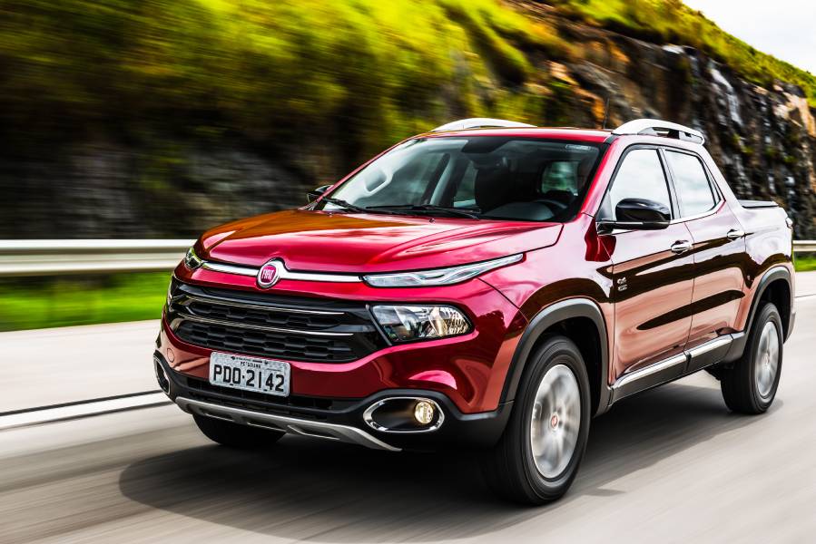 Fiat Toro vermelha vista de frente