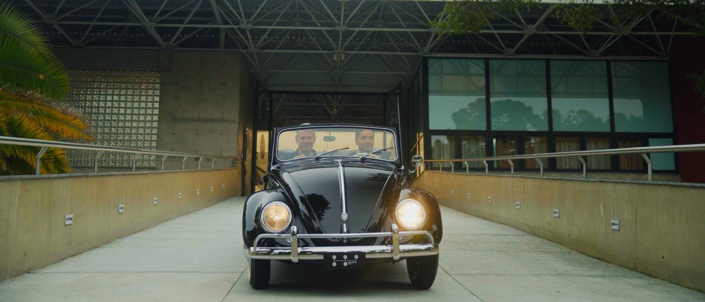 Volkswagen Fusca conversível preto visto de frente