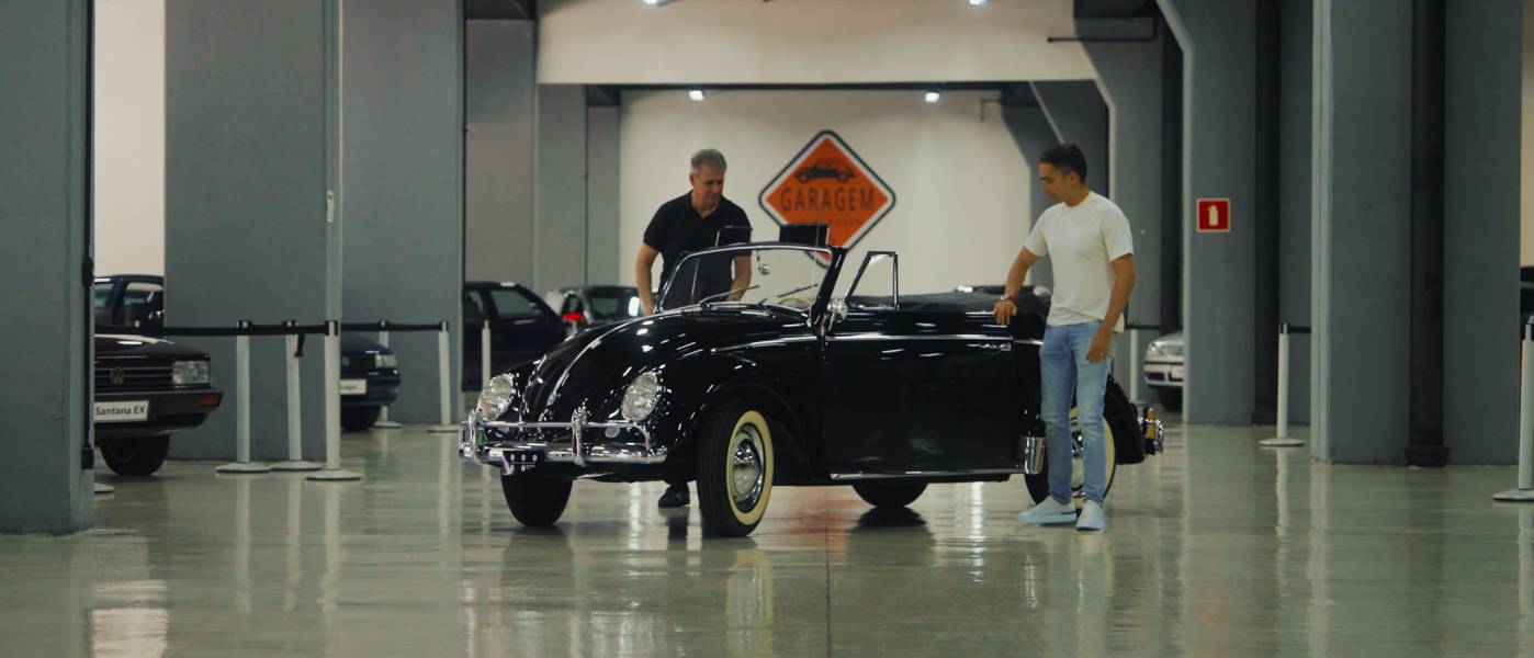 Volkswagen Fusca conversível preto visto de lado