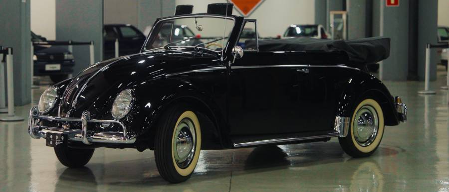 Volkswagen Fusca conversível preto visto lateralmente