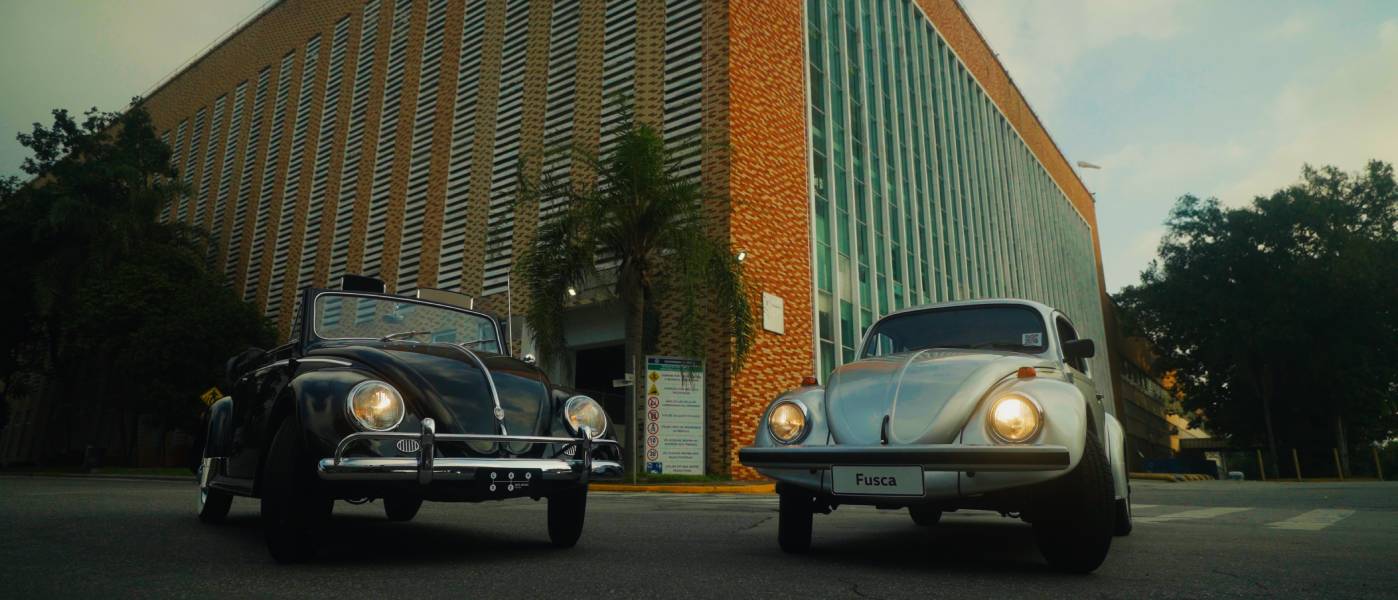 Volkswagen Fusca Itamar ao lado de Fusca conversível