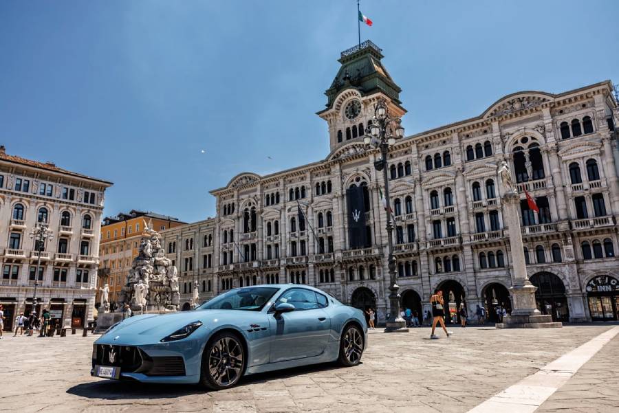 Novo Maserati GranTurismo azulado visto de lado