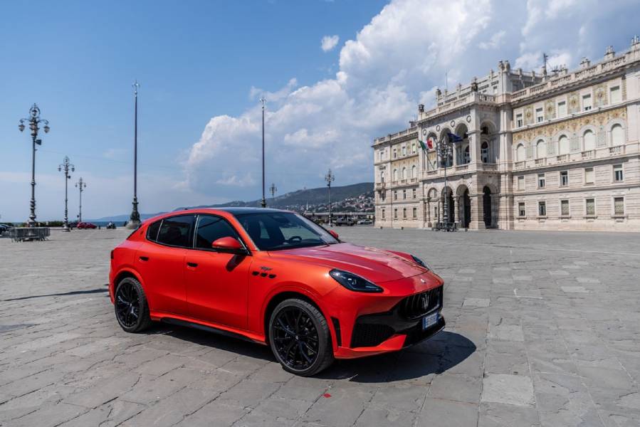 Novo Maserati Grecale vermelho visto de lado