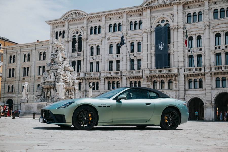 Novo Maserati GranCabrio acinzentando visto de lado