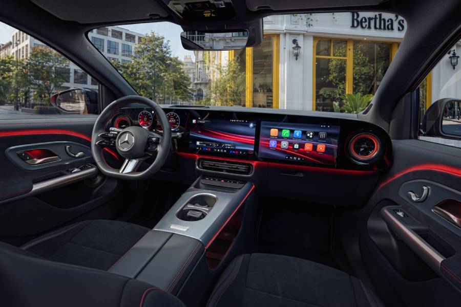 painel com telas ligadas do Mercedes-Benz GLA elétrico
