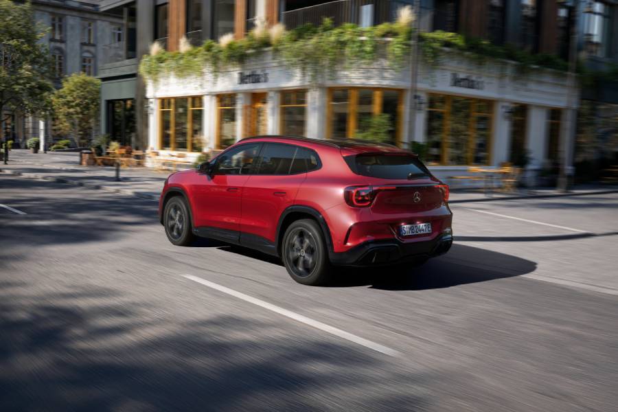 Novo Mercedes-Benz GLA elétrico vermelho visto de trás