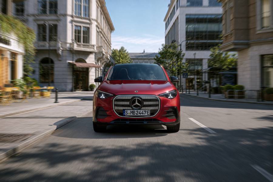 Dianteira do Novo Mercedes-Benz GLA elétrico vermelho