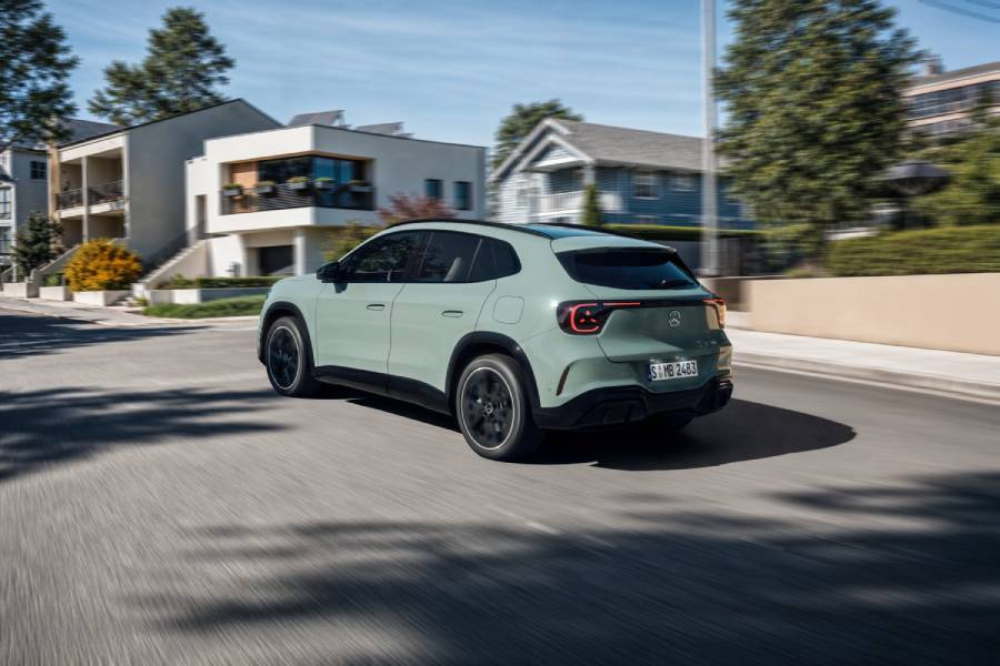 Novo Mercedes-Benz GLA elétrico verde visto de trás