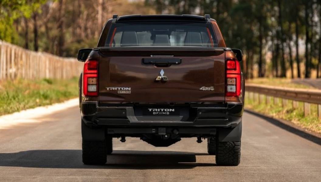 Mitsubishi Triton BF///MS marrom vista de trás