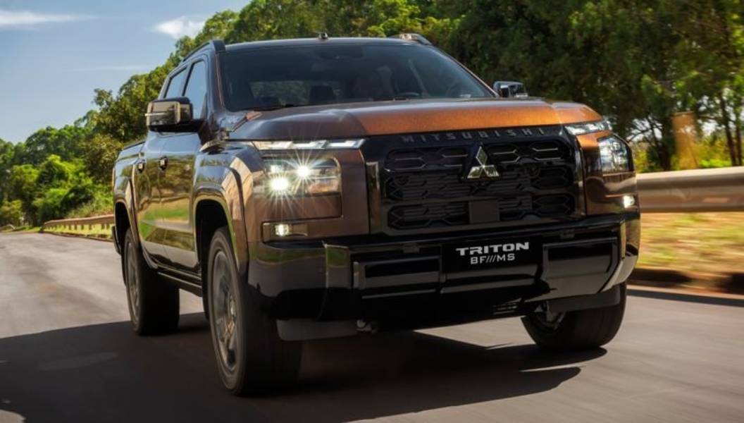 Mitsubishi Triton BF///MS marrom vista de frente