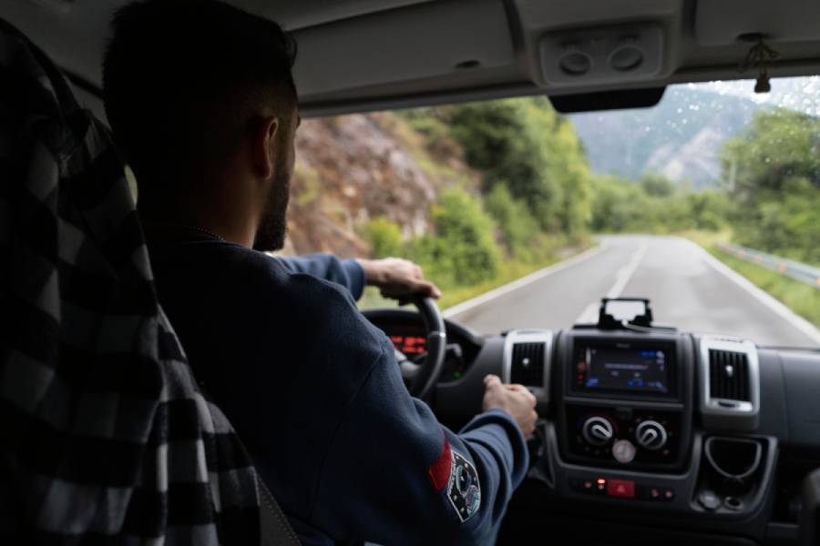 Confira 7 erros que os motoristas cometem ao dirigir colado em caminhões