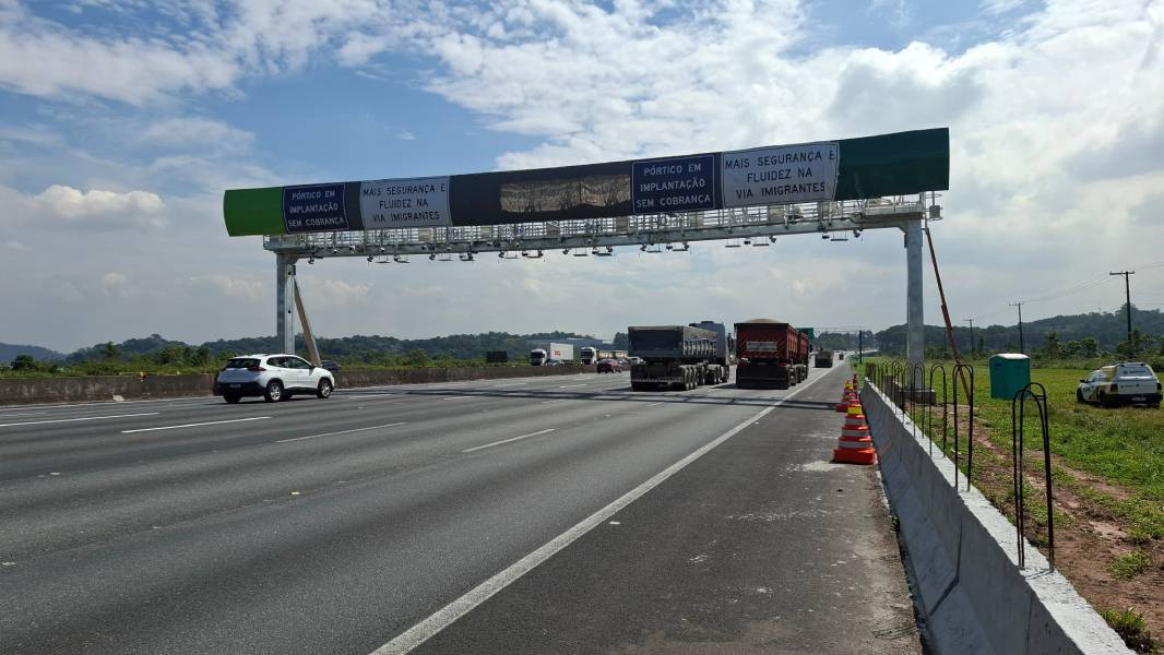 Placas que sinalizam pedágio eletrônico