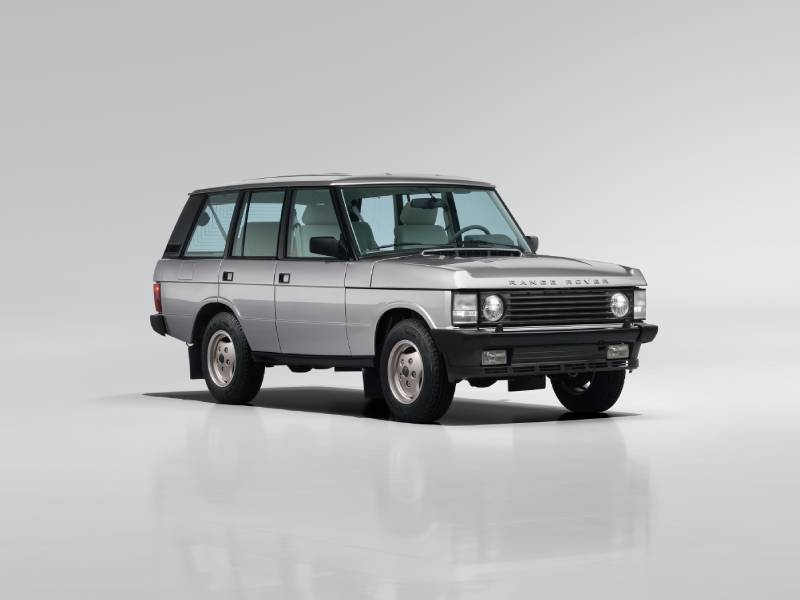 Range Rover Classic Bespoke cinza visto de frente