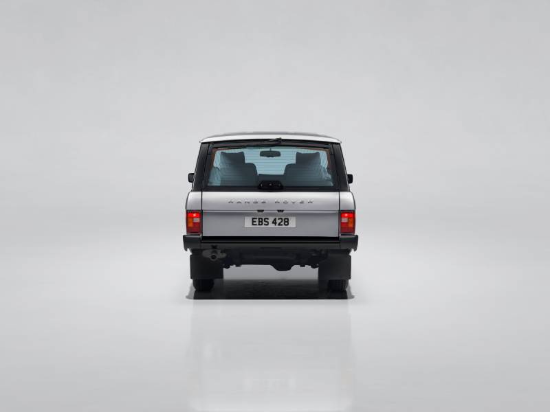 Range Rover Classic Bespoke cinza visto de trás