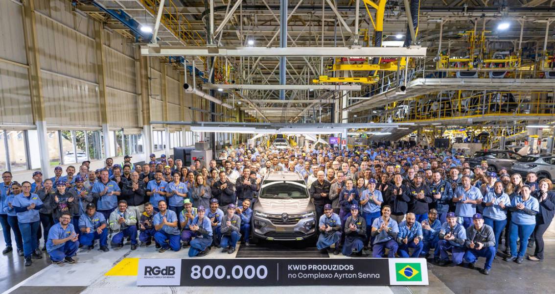Funcionários ao lado de Renault Kwid cinza