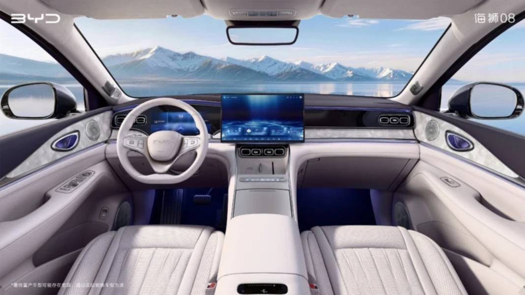 Painel com telas ligadas do BYD Sealion 08
