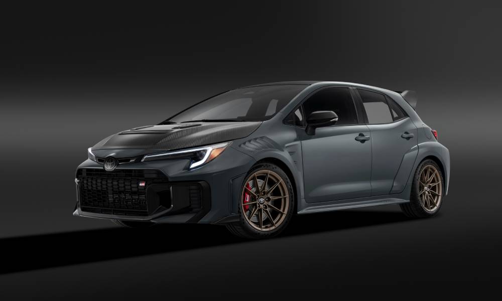 Toyota GRMN Corolla cinza visto de frente