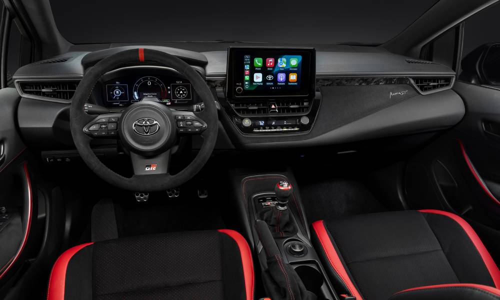 Painel com telas ligadas do Toyota GRMN Corolla