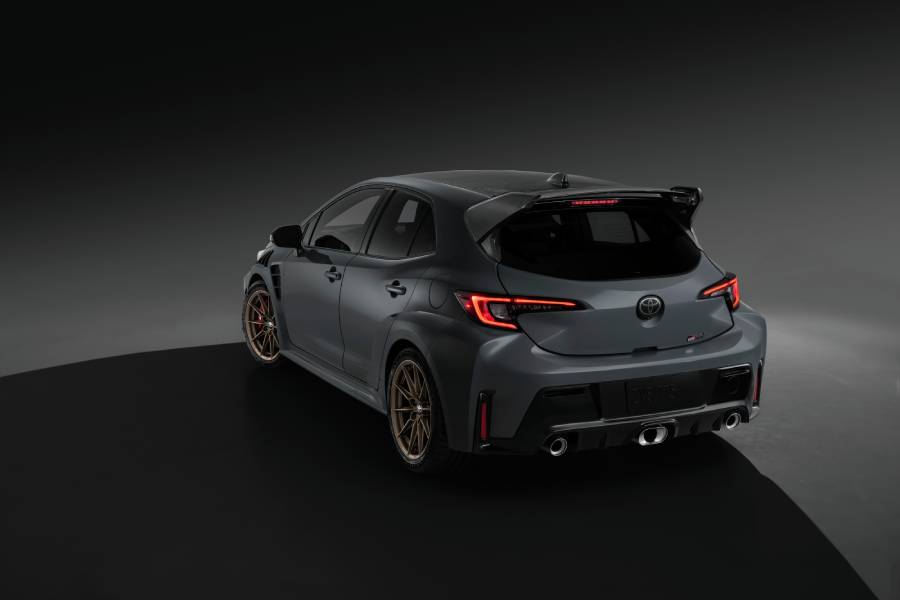 Toyota GRMN Corolla cinza visto de trás