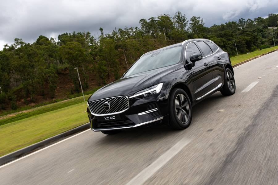 Volvo XC60 preto visto de lado