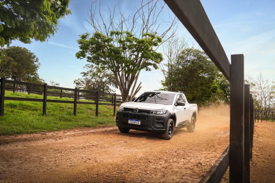 Volkswagen Tukan Robust branca vista de frente