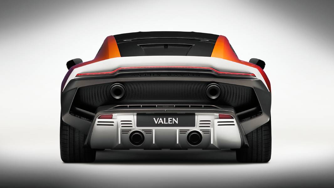 Novo Aston Martin Valen visto de trás