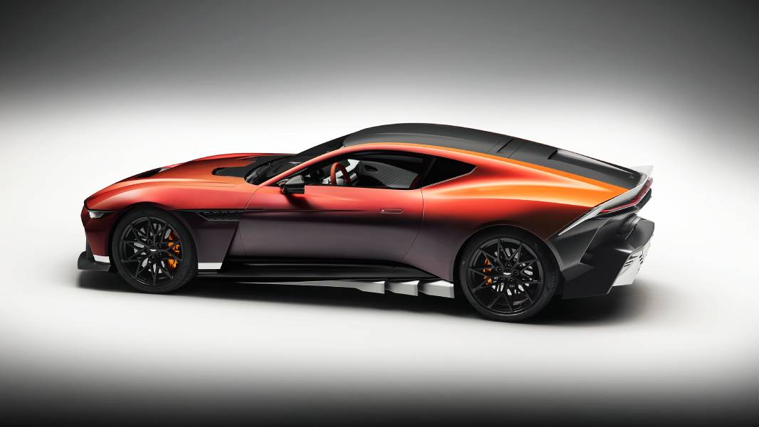 Novo Aston Martin Valen visto de trás
