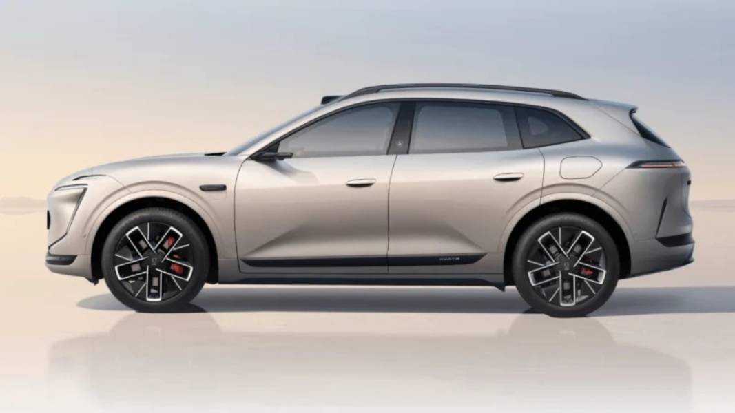 Novo SUV Avatr 07L prata visto de lado