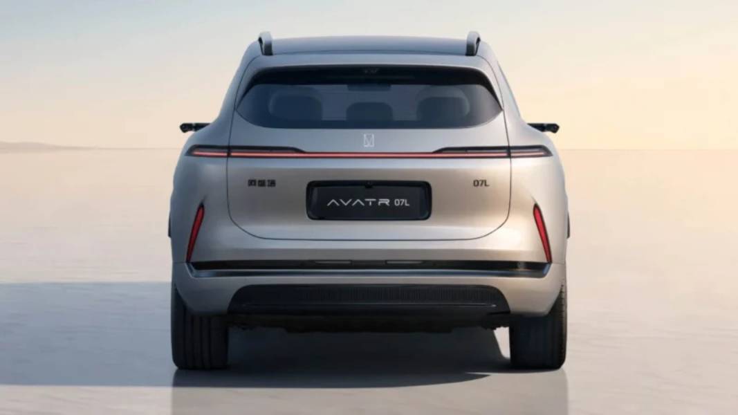 Novo SUV Avatr 07L prata visto de trás