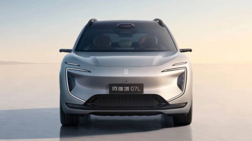 Novo SUV Avatr 07L prata visto de frente