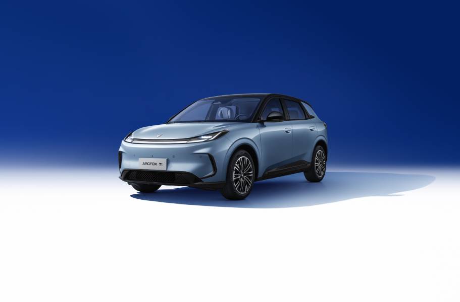 BAIC Arcfox T1 azulado visto de frente