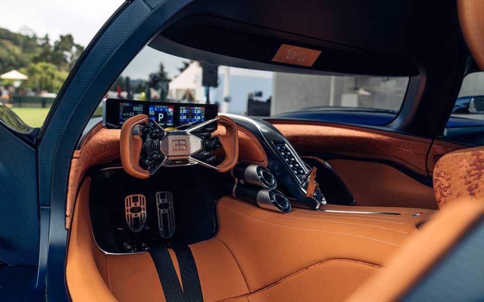 Painel com telas ligadas do Bugatti Destrier