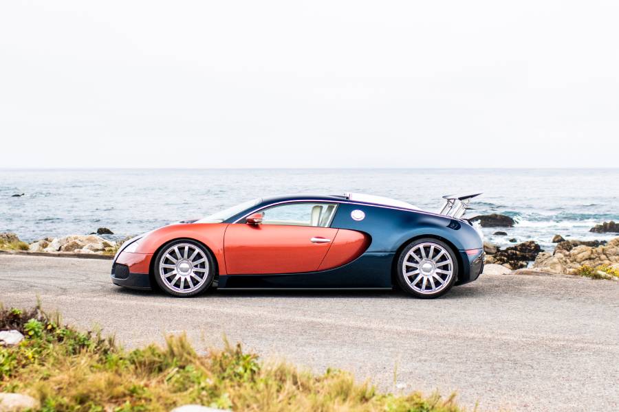 Bugatti Veyron restaurado vermelho com azul visto de lado