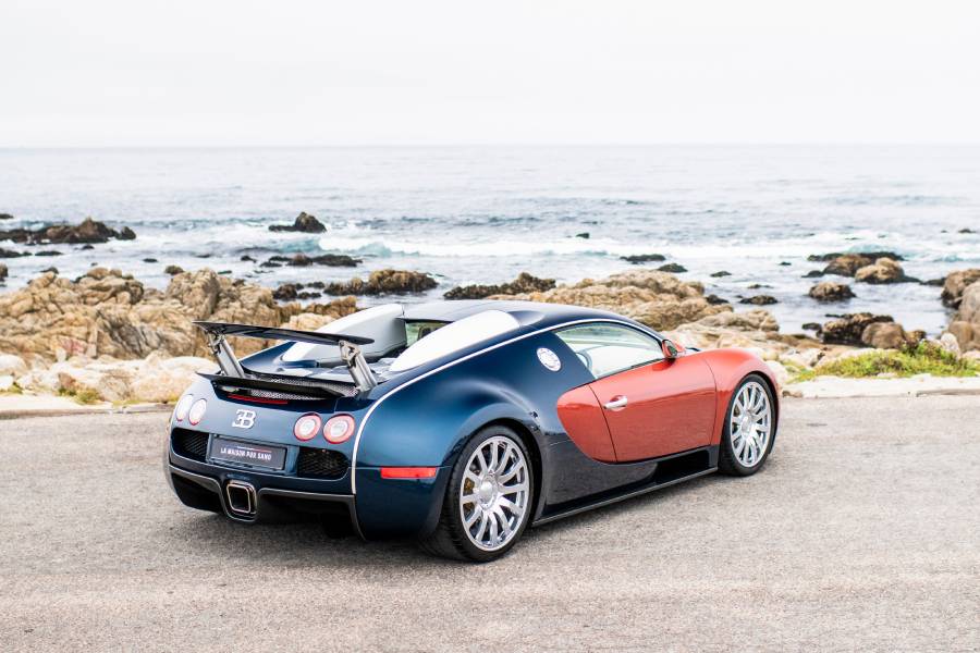 Bugatti Veyron restaurado vermelho com azul visto de trás