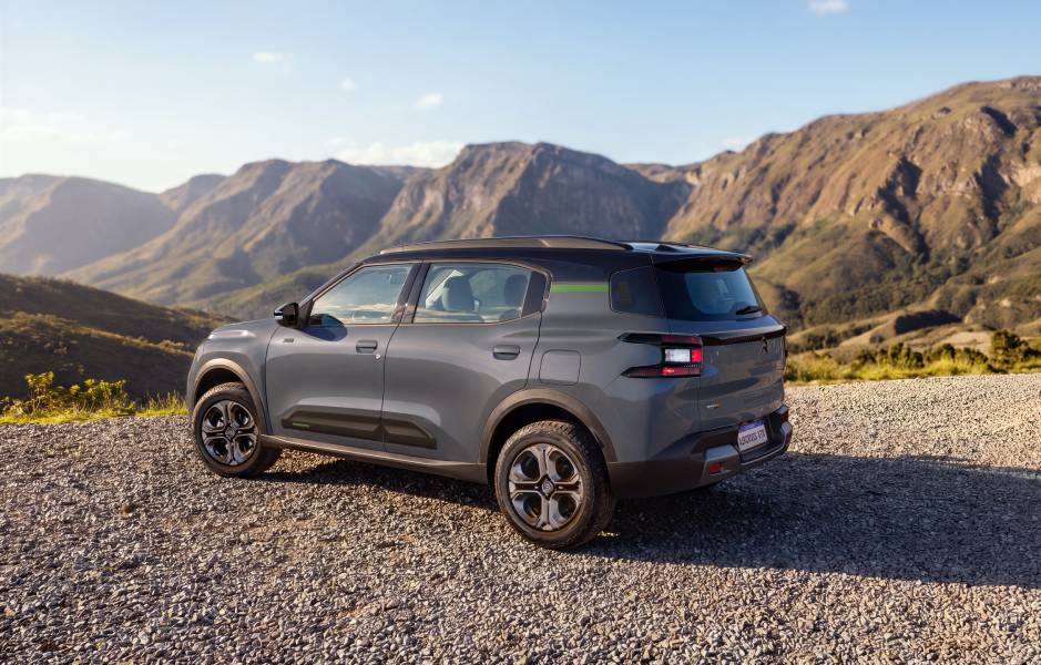Citroën Aircross XTR 2027 cinza visto de trás