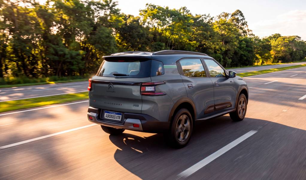 Citroën Aircross XTR 2027 cinza visto lateralmente
