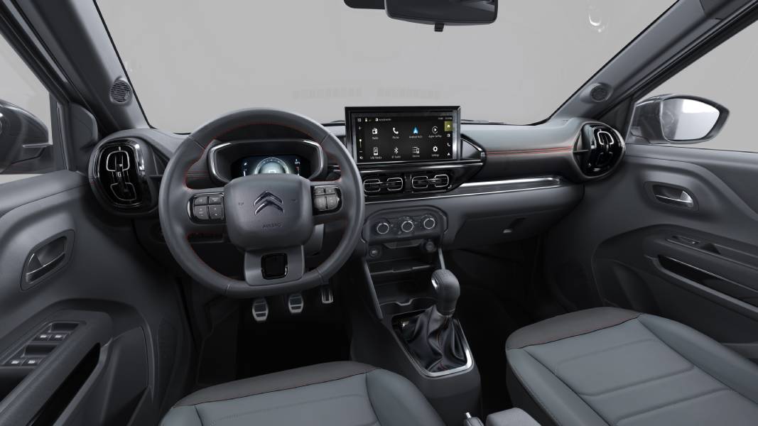 Interior com telas ligadas do Citroën Basalt Dark Edition MT