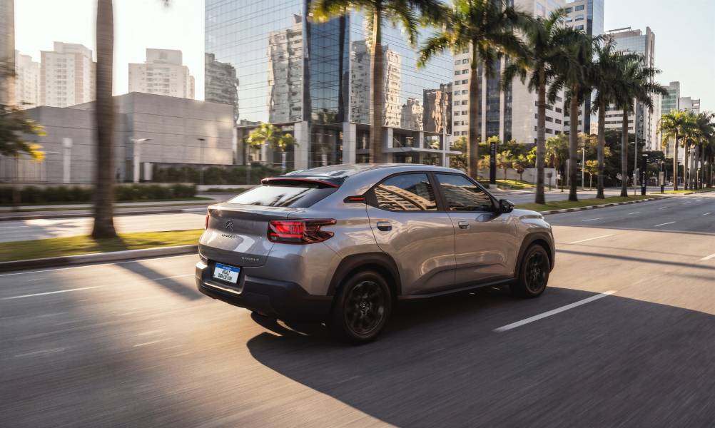 Citroën Basalt Dark Edition MT 2027 cinza visto de trás