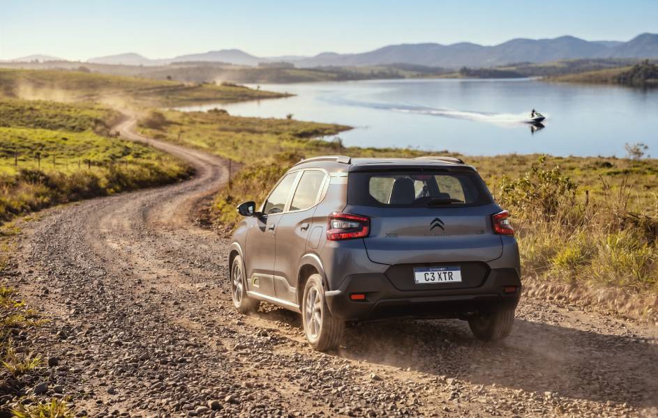 Citroën C3 XTR 2027 cinza visto de trás