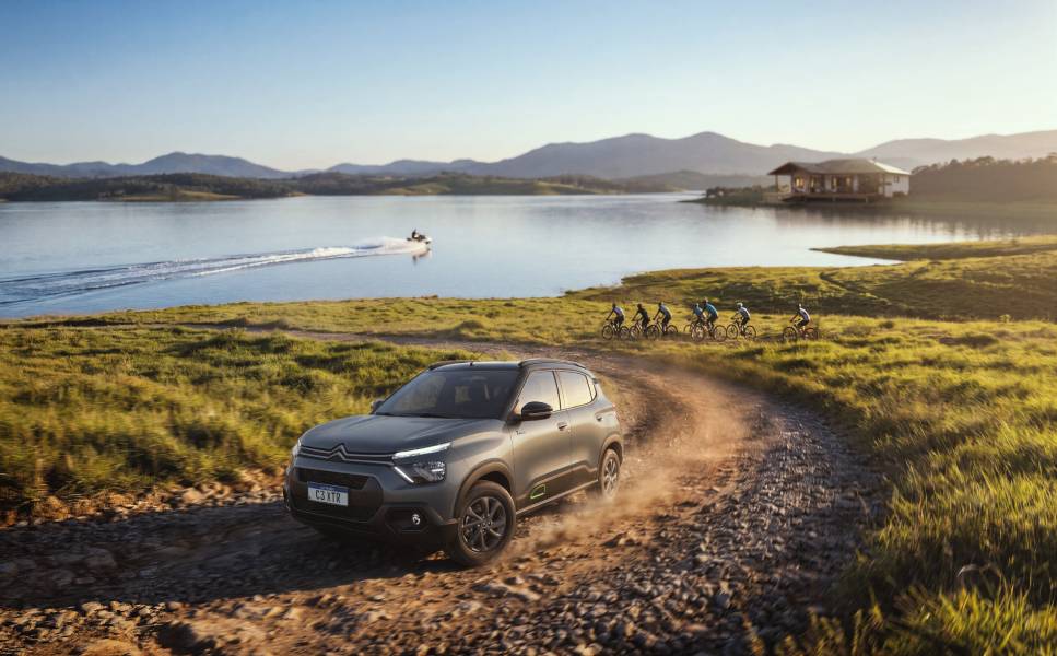 Citroën C3 XTR 2027 cinza visto de frente