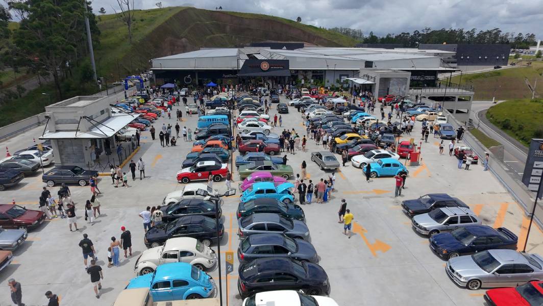 Encontro de carros antigos no Outlet Premium Imigrantes